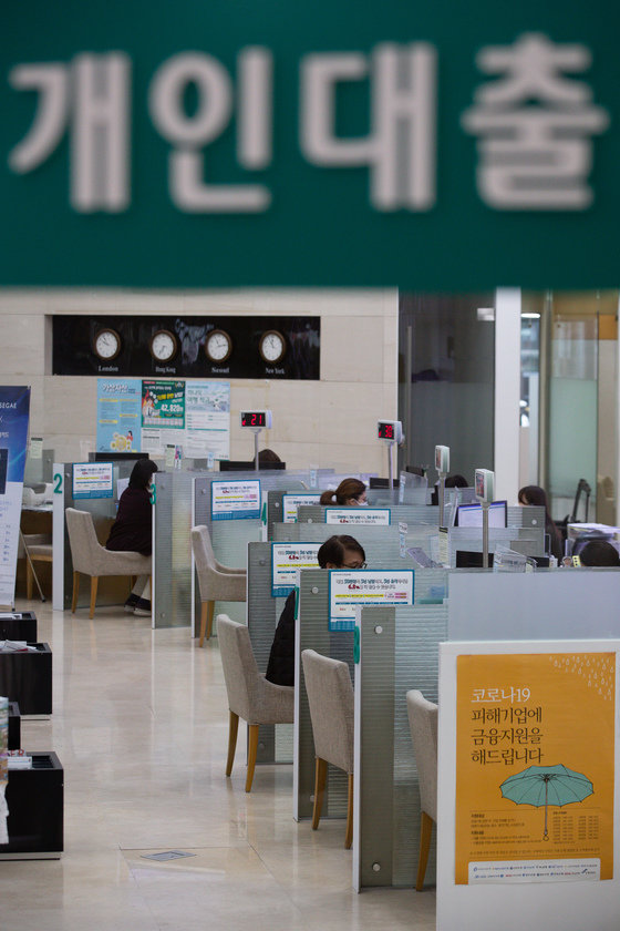 5일 서울 중구 명동 하나은행 영업부를 찾은 고객들이 상담을 받고 있다 2022.1.5/뉴스1 © News1