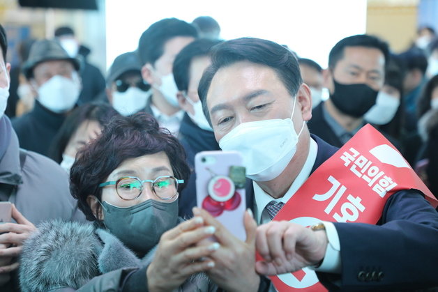 윤석열 국민의힘 대선 후보가 14일 오후 부산지하철 1,2호선 서면역에서 시민들에게 퇴근길 인사를 하고 있다. © 뉴스1