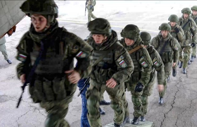 카자흐스탄 반정부 시위 진압에 투입됐던 러시아 주도의 집단안보조약기구(CSTO) 소속 러시아군이 철수 지시를 받고 13일 최대 도시 알마티 공항에서 군용기에 오르고있다. 러시아는 2일부터 반정부 시위가 벌어진 카자흐스탄에 6일 2500여 명의 공수부 대를 파견했다. 알마티=AP 뉴시스
