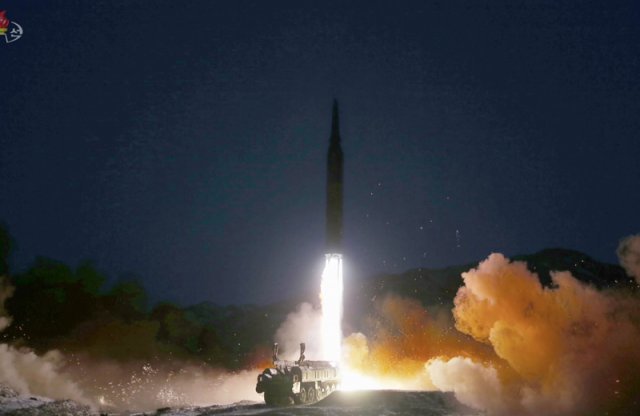 북한 조선중앙TV는 12일 김정은 국무위원장이 극초음속 미사일 시험 발사를 참관했다고 보도했다. (조선중앙TV 캡처) 서울=뉴시스