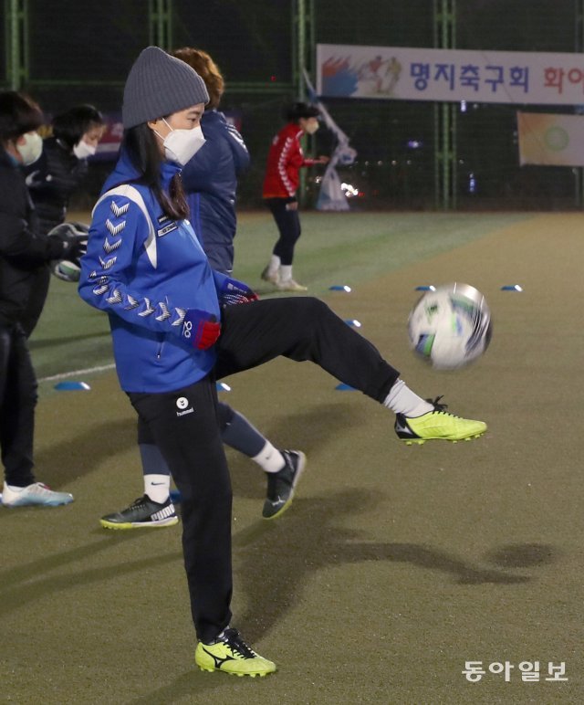 서울 서대문구여성축구단의 박단비 씨가 서대문문화체육회관 축구장에서 뜬 공을 처리하는 훈련을 하고 있다. 이훈구 기자 ufo@donga.com
