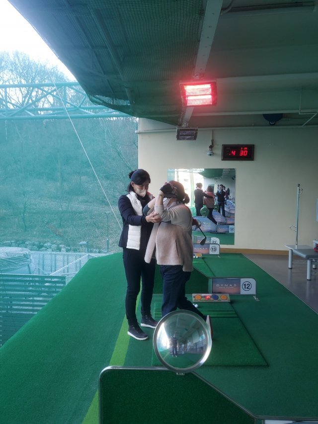 서울 서초구의 한 골프 연습장에서 한 여성 골퍼에게 레슨을 하고 있는 김선미. 김선미 제공