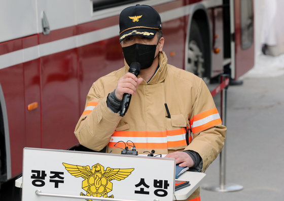 15일 오전 광주 서구 화정동 ‘현대산업개발 아파트 신축공사 붕괴사고’ 현장에서 문희준 광주 서부소방서장이 브리핑을 하고 있다. 지난 11일 오후 3시46분쯤 해당 아파트 공사현장에서 붕괴 사고가 발생해 6명이 실종됐다. 2022.1.15/뉴스1 © News1