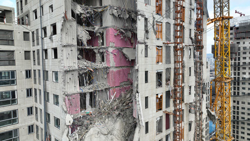 12일 광주 서구 화정아이파크의 23∼39층 콘크리트 외벽이 폭탄을 맞은 듯 무너져 있다. 광주=박영철 기자 skyblue@donga.com