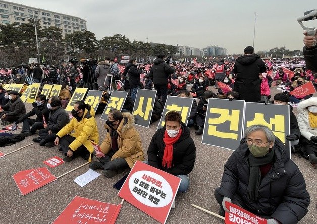 전국민중행동은 15일 오후 2시 서울 영등포 여의도 공원에서 민중총궐기를 개최했다. 뉴스1