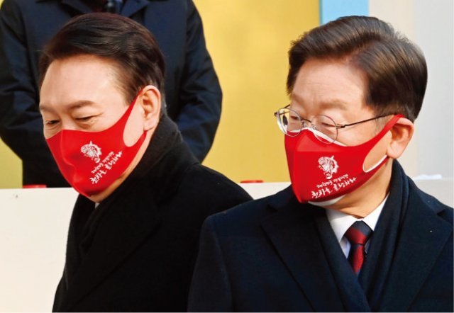 더불어민주당 이재명 대선 후보(오른쪽)와 국민의힘 윤석열 대선 후보가 1월 3일 서울 여의도 한국거래소에서 열린 2022 증시대동제에 참석했다. 동아DB