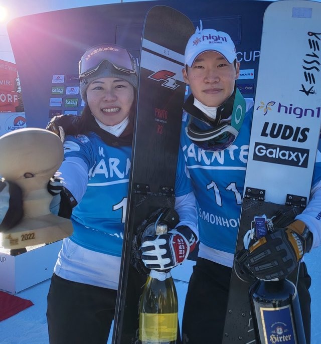 ‘배추보이’ 이상호(오른쪽)와 정해림이 15일 오스트리아에서 열린 스노보드 월드컵 혼성 평행대회전에서 동메달을 딴 뒤 기쁨을 나누고 있다. 대한스키협회 제공
