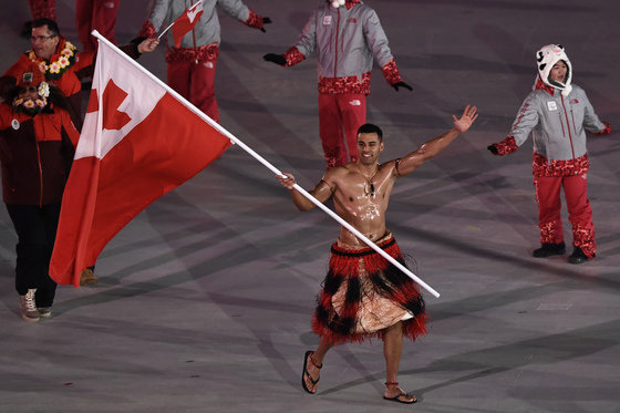 통가 선수단 기수 피타 타우파토푸아가 평창 올림픽 스타디움에서 열린 평창동계올림픽 개회식에서 윗옷을 벗고 등장했다. © AFP=News1 © News1