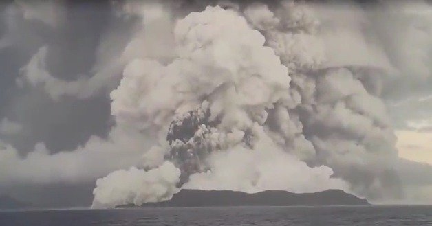 15일(현지시간) 남태평양 통가 인근 해저 화산 폭발 당시의 모습. 2022.01.16/news1 © 뉴스1