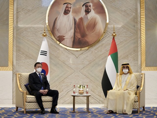 [두바이=뉴시스] UAE를 방문 중인 문재인 대통령이 16일 오후(현지시간) 두바이 엑스포 리더십관에서 모하메드 빈 라시드 알 막툼 UAE 총리 겸 두바이 통치자와 회담하고 있다. 2022.01.17.