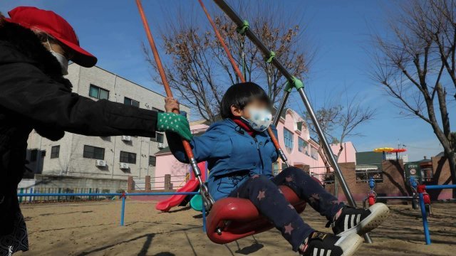경기 안산의 어린이집 인근 놀이터에서 그네를 타고 있는 조나단. 엄마가 등을 밀어줄 때마다 한국어로 숫자를 셌다.