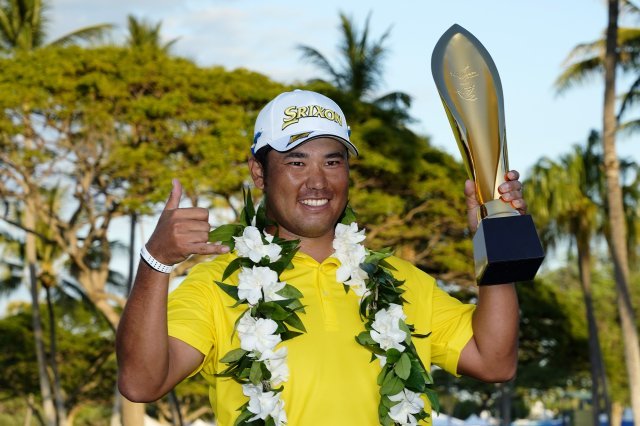 일본 마쓰야마 히데키가 17일 미국 하와이주 호놀룰루 와이알레이CC에서 열린 미국프로골프(PGA)투어 소니 오픈에서 우승한 뒤 트로피를 들고 기뻐하고 있다. 통산 투어 8승으로 최경주와 나란히 아시아 선수 최다승 타이 기록을 달성했다. 호놀룰루=AP 뉴시스