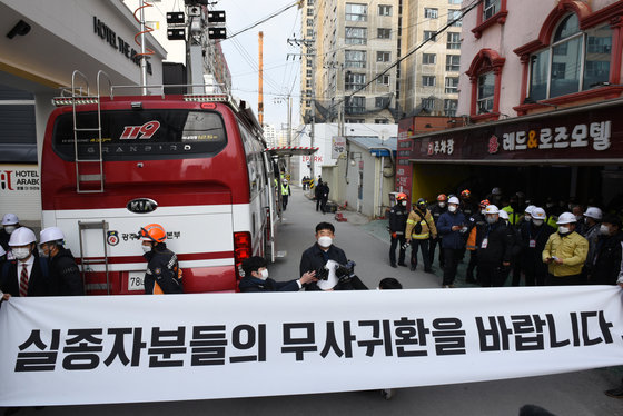 이승엽 광주 서구 화정아이파크 예비 입주자 협의회 대표가 17일 붕괴사고 현장을 찾아 정몽규 현대산업개발 회장의 사퇴를 촉구하는 성명서를 발표하고 있다.2022.1.17/뉴스1 © News1