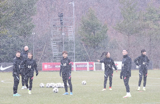 뉴질랜드와 2차 평가전을 앞둔 한국 여자축구대표팀 선수들이 29일 오후 경기도 파주 축구 국가대표 트레이닝센터(NFC)에서 훈련 도중 스프링클러가 작동하자 즐거워 하고 있다. 2021.11.29/뉴스1 © News1