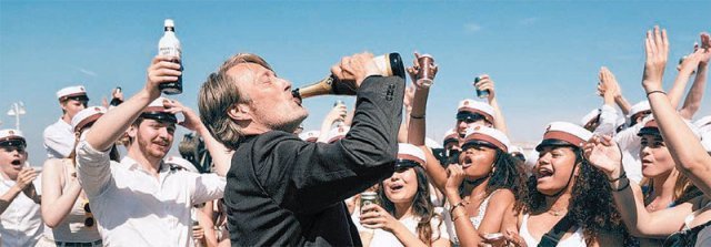 영화 ‘어나더 라운드’에서 고교 교사 마르틴(마스 미켈센)이 해변에서 졸업생들과 어울려 술을 마시는 장면. 엣나인필름 제공