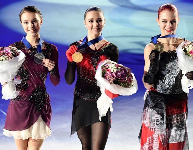 16일 에스토니아 탈린에서 끝난 2022 국제빙상경기연맹(ISU) 피겨스케이팅 유럽선수권대회 여자 싱글 시상대에 오른 2위 안나 셰르바코바, 1위 카밀라 발리예바, 3위 알렉산드라 트루소바(왼쪽부터) 등 러시아 3인방. 탈린=신화 뉴시스