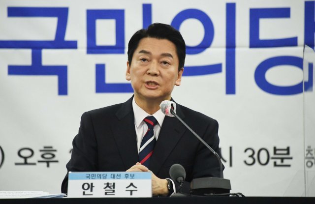 안철수 국민의당 대선후보가 11일 프레스센터에서 열린 한국기자협회 초청토론회에서 패널들의 질문에 답변하고 있다. 사진공동취재단/원대연
