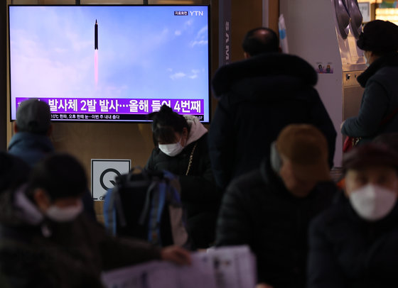 북한이 단거리 탄도미사일 2발을 발사하며 네 번째 무력시위를 벌인 17일 서울역에 설치된 TV 화면에 관련 뉴스가 나오고 있다. 2022.1.17/뉴스1 © News1