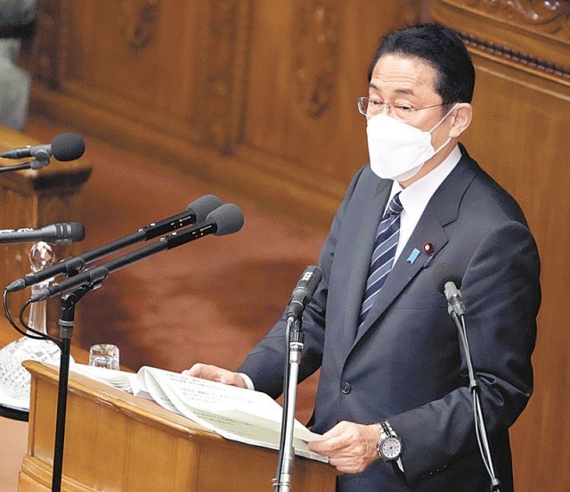 17일 기시다 후미오 일본 총리가 참의원 본회의장에서 시정연설을 하고 있다. 도쿄=AP 뉴시스