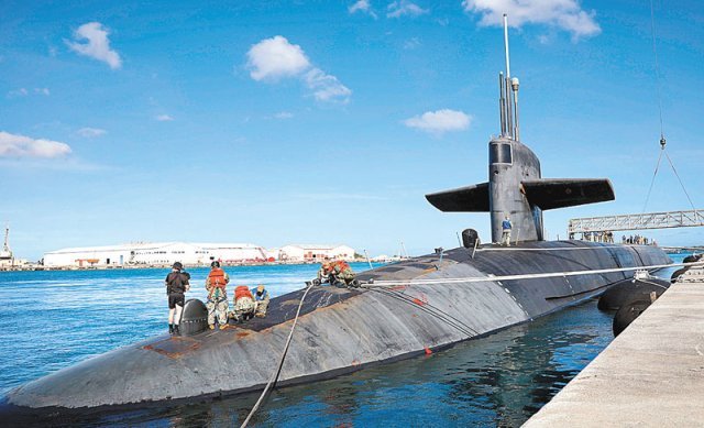 15일 미 해군이 공개한 오하이오급 핵잠수함 ‘USS네바다’가 괌에 정박한 모습. 미 해군 제공