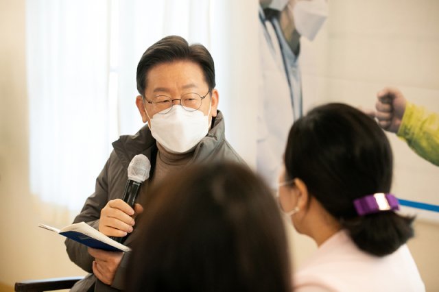 이재명 더불어민주당 대선후보가 17일 오전 서울 강서구에 위치한 이화여대 서울병원 보구녀관에서 진행된 청년 간호사들과 간담회에서 남궁선 이대서울병원 심장혈관중환자실 주임간호사(오른쪽)의 발언을 듣고있다. 국회사진취재단