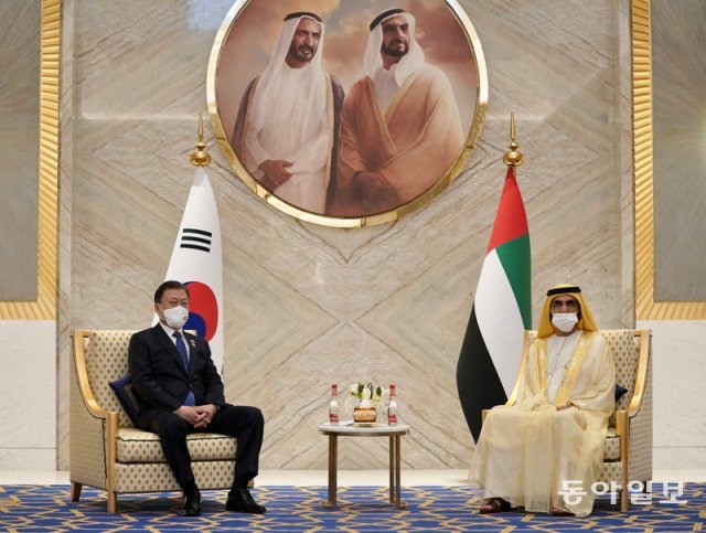 UAE를 방문 중인 문재인 대통령이 16일 오후(현지시간) 두바이 엑스포 리더십관에서 모하메드 빈 라시드 알 막툼 UAE 총리 겸 두바이 통치자와 회담하고 있다 2022.1.16 두바이=양회성 기자 yohan@donga.com