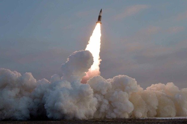 북한은 17일에 발사한 2발의 탄도미사일이 ‘전술유도탄’이라고 밝혔다. 평양 노동신문=뉴스1