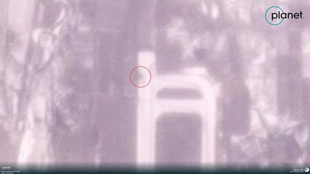 북한이 17일 ‘북한판 에이태큼스(ATACMS)’를 발사한 장소로 추정되는 평양 순안비행장 활주로 위성사진(태평양표준시(UTC) 17일 오전 1시33분·한국시간 오전 10시33분 촬영). 빨간 색 원 안에 로켓엔진의 화염 때문에 생긴 것으로 보이는 그을음 자국이 있다. (조셉 뎀시 트위터) ⓒ 뉴스1