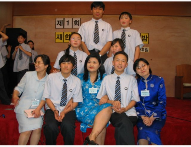 몽골학교 학생들과 어티겅도야 씨(아래줄 가운데). 어티겅도야 씨 제공