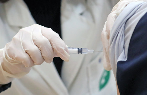 코로나19 백신을 접종하는 중학생. /뉴스1 © News1
