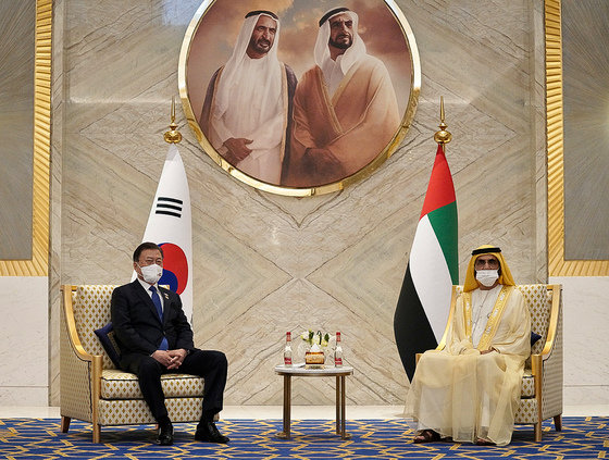 문재인 대통령이 16일(현지시간) 아랍에미리트 두바이 엑스포 리더십관에서 셰이크 무함마드 빈 라시드 알막툼 UAE 부통령 겸 총리(두바이 통치자)와 회담에 앞서 기념촬영하고 있다. (청와대 제공) 2022.1.17/뉴스1
