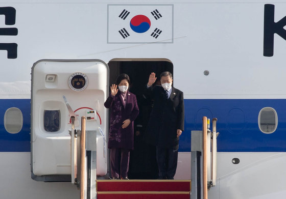 문재인 대통령과 김정숙 여사가 공군 1호기에 올라 인사하고 있다. 2022.1.15/뉴스1 © News1