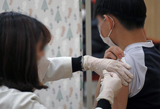 한 중학생이 코로나19 백신을 접종하고 있다. 2021.12.20/뉴스1 © News1