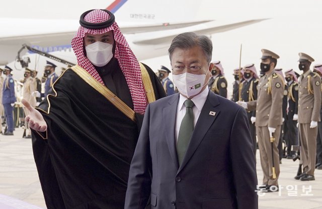 사우디 왕세자 무함마드 빈 살만이 18일 사우디아라비아 리야드 킹 칼리드 공항에 도착한 문재인 대통령을 안내하고 있다. 리야드=양회성 기자  yohan@donga.com
