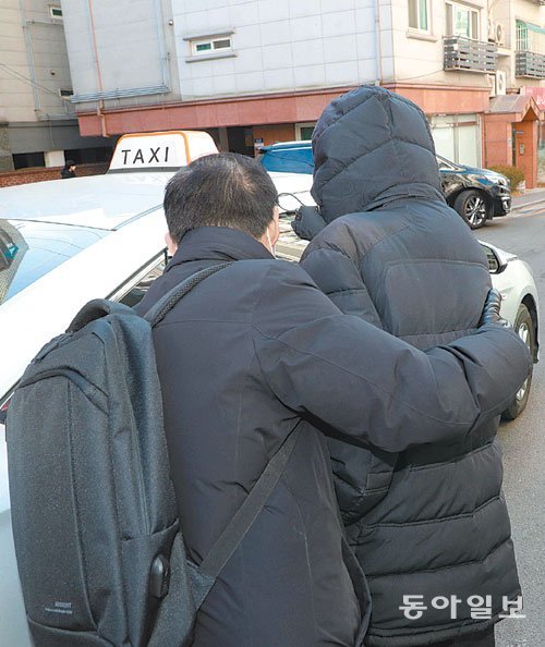 17일 오전 1인 가구 병원 안심동행 서비스 매니저 김구현 씨(왼쪽)가 이용자 이철종 씨와 함께 택시를 타고 있다. 안철민 기자 acm08@donga.com