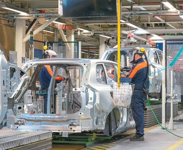 신재생에너지와 바이오가스, 산업폐열 지역난방을 이용하면서 온실가스 배출량을 제로(0)로 만든 볼보의 첫 생산기지인 토르슬란다 공장에서 차량을 제조하는 모습. 볼보 제공