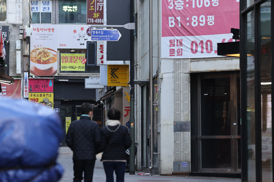 16일 서울 중구 명동거리의 건물에 임대문의가 붙어있다. 정부는 오는 17일부터 3주 동안 사회적 거리두기 조치를 연장하기로 결정했다. 이번 거리두기 연장으로 경제적 피해를 입게 될 자영업자·소상공인에게 300만원씩의 방역지원금을 추가로 지급할 계획이다. 2022.1.16/뉴스1 © News1