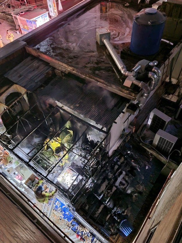 19일 오전 1시 10분경 해운대구 우동 식당 2층 옥외 창고에서 원인 불분명한 화재가 발생했다. 뉴스1 (부산지방경찰청 제공)