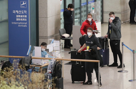 18일 인천국제공항 1터미널에서 해외 입국자들이 이동하고 있다. 방역당국과 서울시 등에 따르면 오미크론 변이 바이러스는 이번 주말 중 국내 감염의 50% 이상을 차지하는 우세종이 될 것으로 관측된다.  2022.1.18/뉴스1 © News1