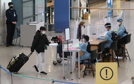 인천국제공항 1터미널에서 해외 입국자들이 이동하고 있다./뉴스1 © News1 임세영 기자
