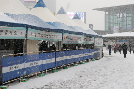 코로나19 신규 확진자가 5805명을 기록한 19일 서울역 임시선별진료소에 폭설이 내려 눈이 쌓여 있다. 2022.1.19/뉴스1 © News1