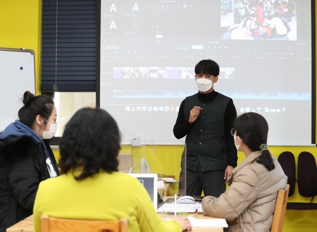 안양 YMCA에서 사진 동영상 편집 강의를 하고 있는 현식 씨.