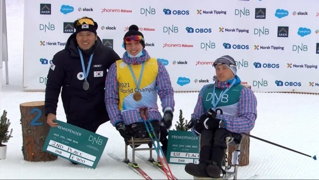 2021 장애인 설상 세계선수권대회 은메달을 차지한 신의현(왼쪽). 대한장애인체육회 제공