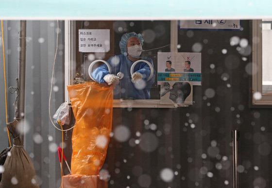 코로나19 신규 확진자가 5805명을 기록한 19일 서울역 임시선별진료소에서 폭설이 내리는 가운데 의료진이 분주한 모습을 보이고 있다. 2022.1.19/뉴스1 © News1