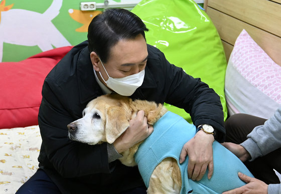 윤석열 국민의힘 대선 후보가 19일 오후 경기도 용인시 처인구 삼성화재 안내견학교를 방문해 장애인 관련 정책공약 발표에 앞서 은퇴한 안내견을 포옹하고 있다. 사진공동취재단