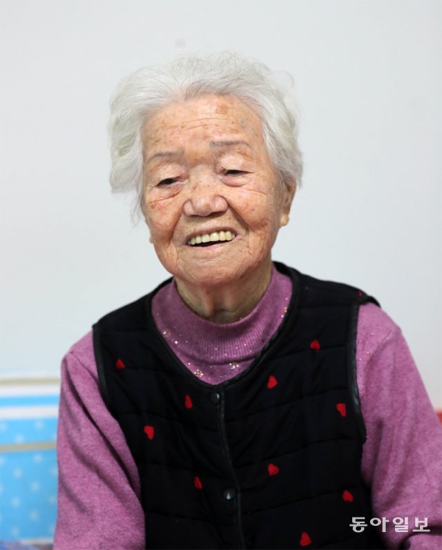 18일 오전 서울 노원구 월계동 자택에서 국내 최고령 백신 접종자인 최오경 할머니가 인터뷰를 하고 있다. 사진공동취재단