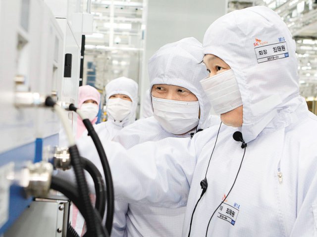 최태원 SK그룹 회장(오른쪽)이 2015년 8월 SK하이닉스 M14 반도체 공장 준공을 앞두고 생산 설비를 점검하고 있다. SK그룹 제공