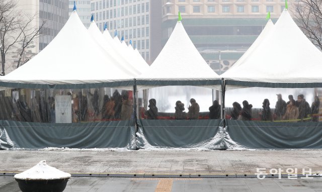 19일 서울 중구 서울광장에 마련된 코로나19 임시선별검사소에서 시민들이 검사를 기다리고 있다. 김재명 기자 base@donga.com
