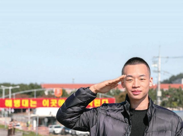 지난해 10월 25일 인도네시아계 한국인 윤대성 씨가 경북 포항의 해병대 교육훈련단 입구에서 거수경례를 하고 있다. 대성 씨는 해병대에 가기 위해 인도네시아에서 고등학교를 졸업한 뒤 한국으로 돌아왔다.