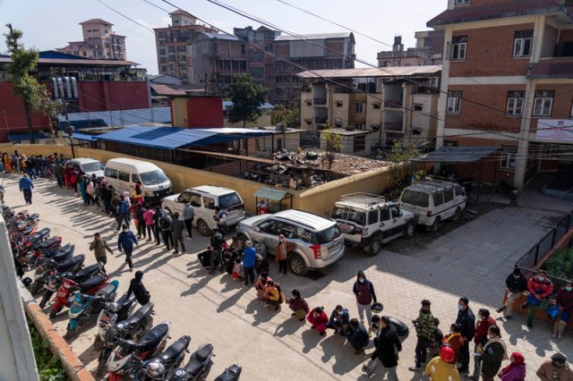 19일(현지시간) 네팔 카트만두의 한 병원에서 시민들이 코로나19 백신 접종을 위해 줄 서 있다. 카트만두=AP/뉴시스